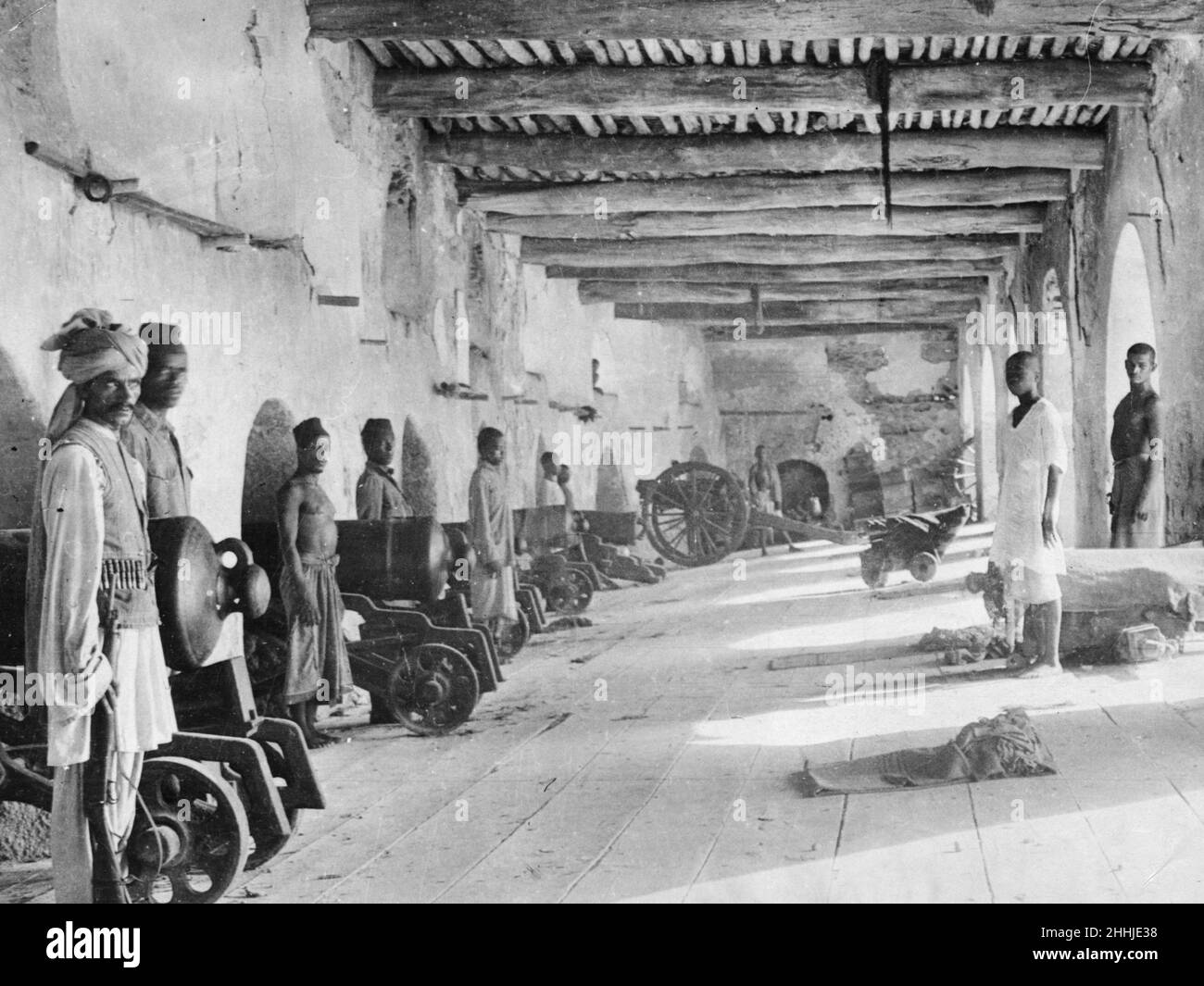 Arabische Soldaten sahen hier, wie sie die Waffenbatterie in Fort Jelana in Muscat annahmen. Ca. 1916 Stockfoto