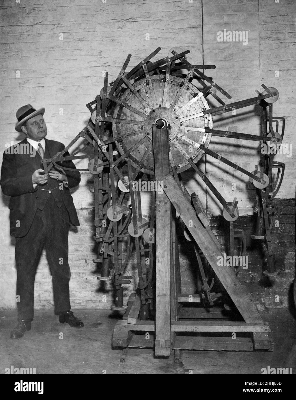 Das Geheimnis des fehlenden Erfinders. Die „Perpetual Motion“-Maschine (unvollendet), die von Mr. T M Harris erfunden wurde, der vor vier Jahren verschwand, nachdem er sie im Motorenwerk von Clement Talbot Ltd. Montiert hatte, 11th. Februar 1924. Stockfoto