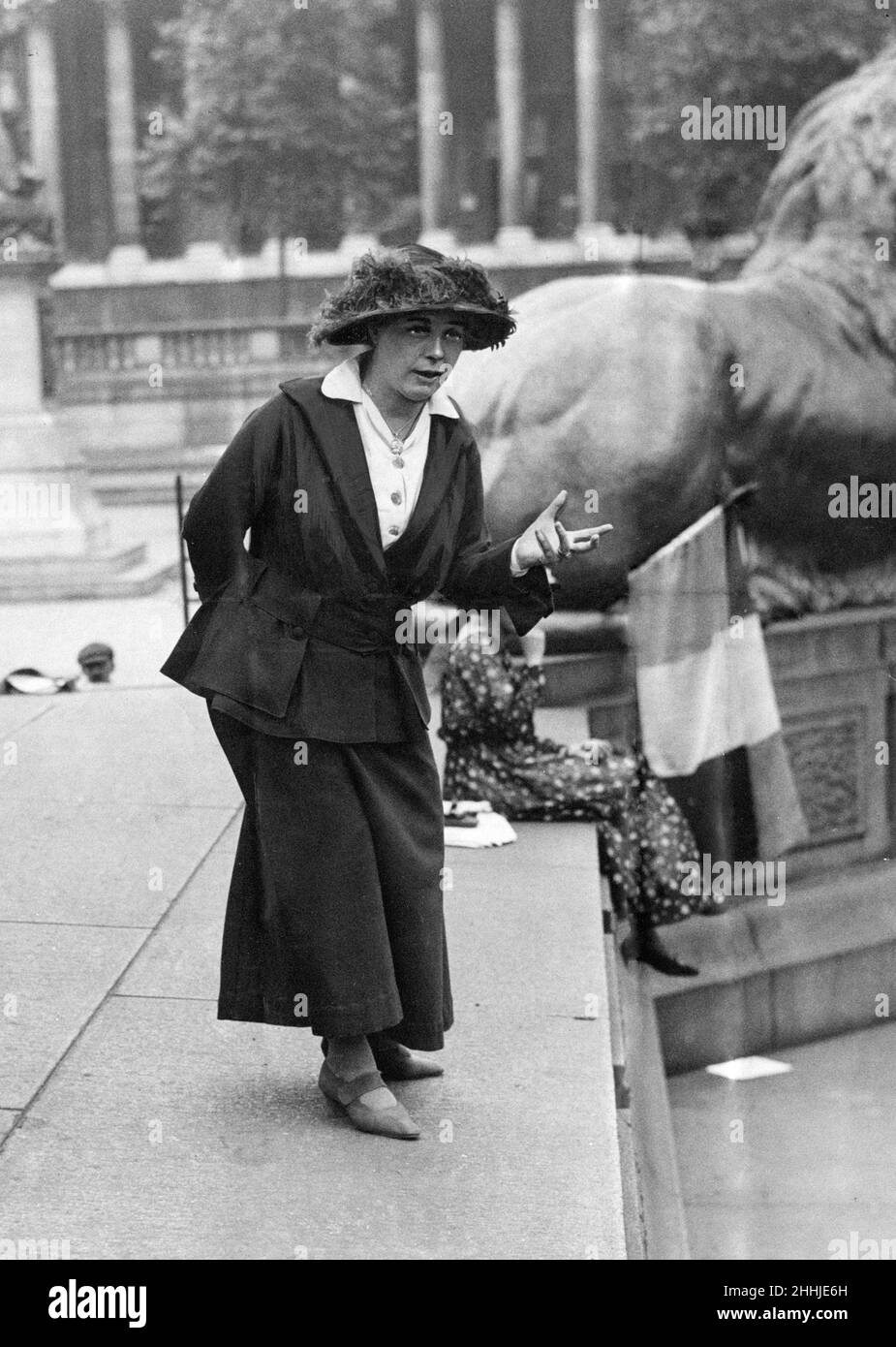 Norah Dacre Fox, Generalsekretärin der Sozial- und Politischen Frauenunion, spricht am Freitag, den 9th. Juli 1915, auf dem Trafalgar Square in London zur Unterstützung der Kriegsanstrengungen. Sie drängt Männer, sich der Armee anzuschließen, und Frauen, um Munitionswaffen zu fertigen. Frau Norah Dacre Fox hilft auch bei der Organisation einer Kriegsdienstprozession durch London am kommenden Samstag (17th. Juli). Die WSPU hatte zugestimmt, ihre militanten Aktivitäten zu beenden und den Kriegsanstrengungen zu helfen Stockfoto