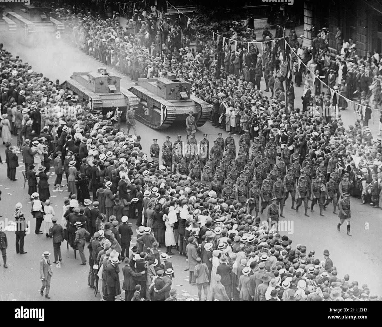 siegeszug durch London, Panzer und Soldaten in der Parade. Mai 1919 Stockfoto
