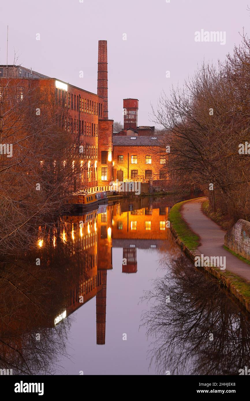 Reflections of Castleton Mill next to Leeds Liverpool Canal in Leeds Stockfoto