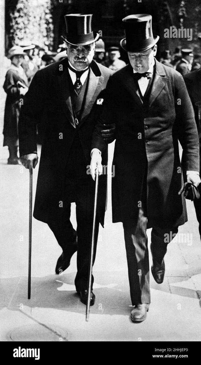 Kriegsminister Winston Churchill mit dem portugiesischen Diplomaten Lu’s Pinto de Soveral, 1st Marquis of Soveral, der an der Beerdigung des Admirals der Flotte John Fisher, 1st Baron Fisher in Westminster Abbey, teilnahm. Juli 1920. Stockfoto