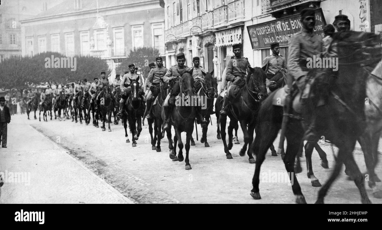 Portugal Oktober 5th Revolution 1910.Offiziere und Soldaten des Ca?adores Regiments 2nd patrouillieren nach der Revolution auf den Straßen Lissabons. 6th. Oktober 1910 Stockfoto