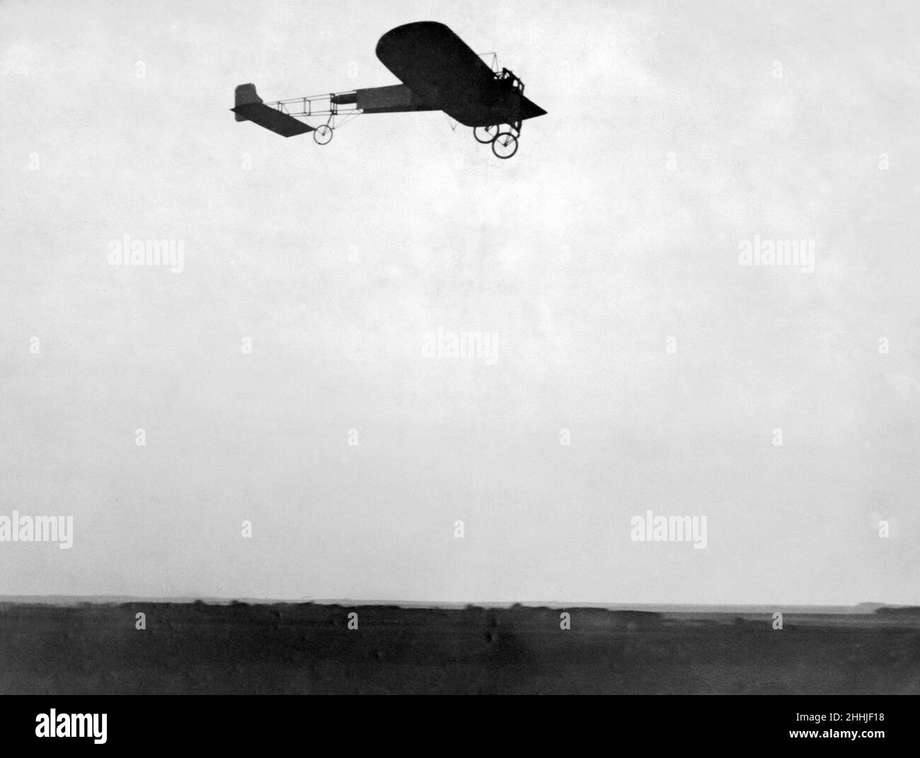 Die historische Überquerung des Ärmelkanals durch den französischen Flieger Louis Bleriot in seinem Eindecker der Bleriot XI. 25th. Juli 1909. Stockfoto