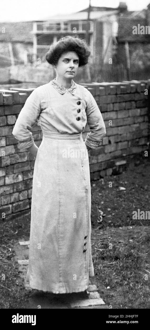 Miss Edith Pegler, zweite Frau von John Lloyd, alias George Joseph Smith, der Mörder von 'Brides in the Bath', fotografiert in ihrem Haus in Bristol am 26th. März 1915 Stockfoto