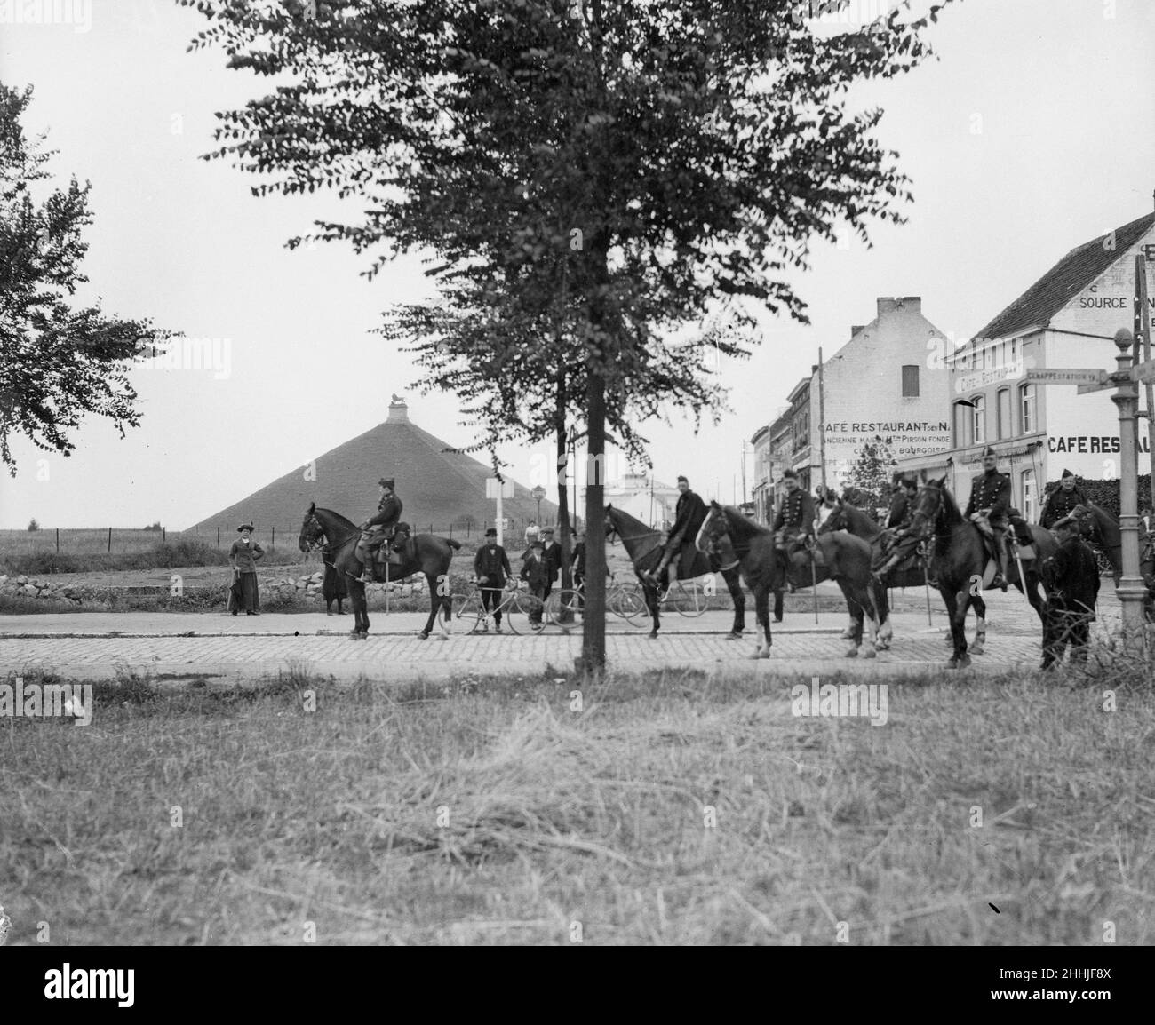 Belgische Kavallerie, die feindliche Positionen rekonnosieren, fanden sich auf dem historischen Schlachtfeld von Waterloo in der Nähe des berühmten Monuments wieder, das im Hintergrund zu sehen ist. Circa August 18th 1914 Stockfoto