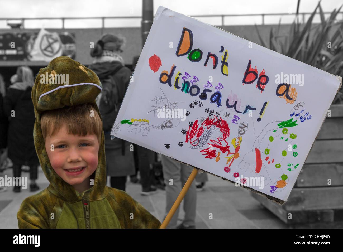 Boy Holding sei kein Dinosaurier-Plakat bei der Demonstration und dem marsch zum Global Day of Action, Bournemouth, Dorset UK im November Stockfoto