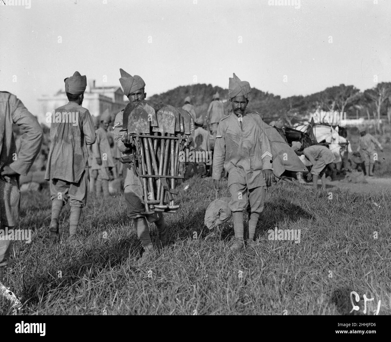 Indische Truppen, die bei ihrer Ankunft in ihrem Lager in Marseille Entrückungswerkzeuge mit sich führen. September 1914 Stockfoto