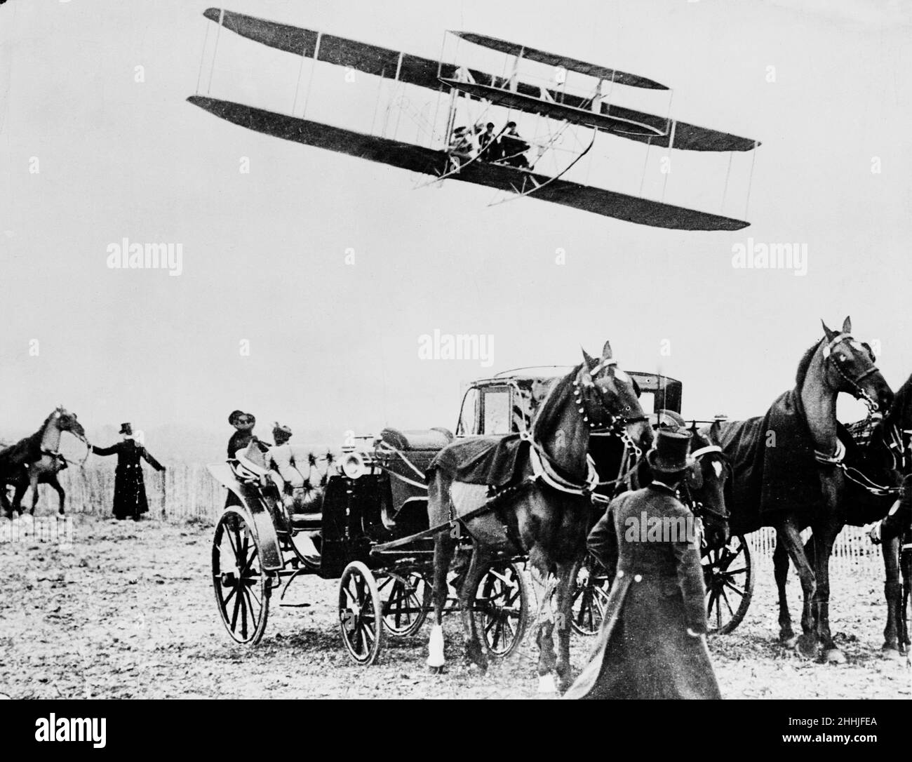 Wilbur Wright im Flug in Le Mans, 1909. Die Gebrüder Wright veranstalteten ab Februar 1909 eine Reihe von Demonstrationsflügen in Pont Long in Pau. 22nd. Februar 1909 Stockfoto