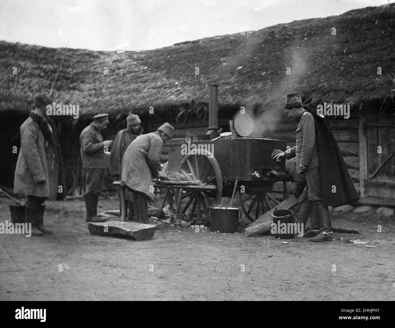 Dr. Eugene Hurd inspiziert den Küchenofen und erteilt dem Soldaten den Befehl, in sehr schlechtem Russisch zu kochen. Cononel Hurd ist der einzige amerikanische Chirurg, der am russischen Roten Kreuz arbeitet. 3rd Mai 1915 Stockfoto