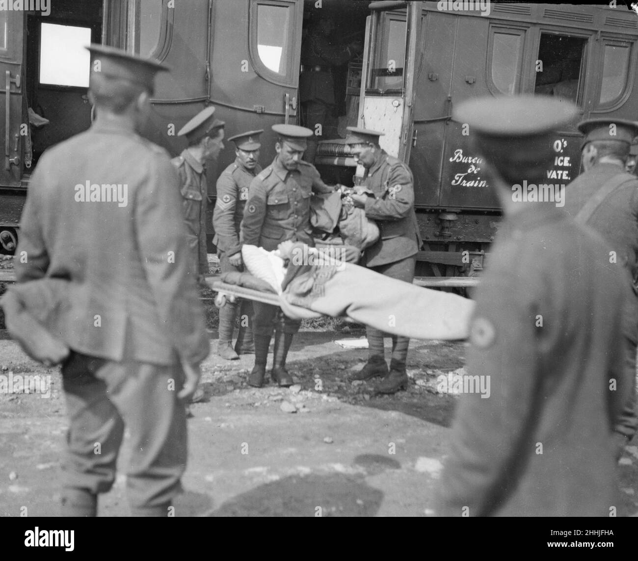 Britische verwundete Soldaten sahen hier, wie sie von einem Krankenhauszug in einen Krankenwagen am Kai von St. Nazaire verlegt wurden. September 23rd 1914 Stockfoto