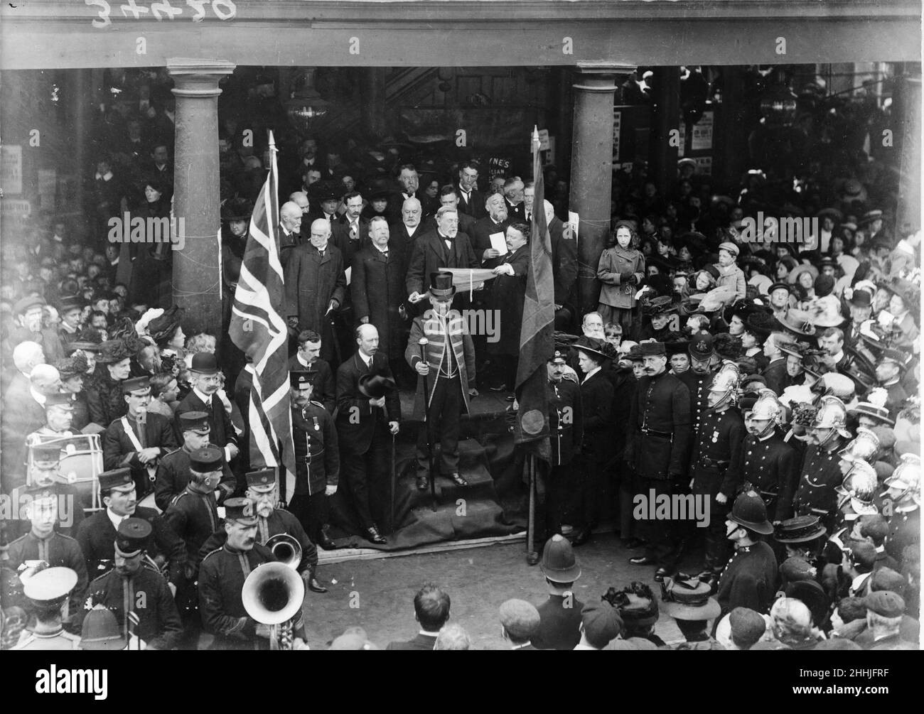 Auf den Stufen des Rathauses von Uxbridge strömten Massen zusammen, um die Proklamation zu hören, dass König Georg V. nach dem Tod seines Vaters, König Edward V11, jetzt Monarch ist. 6th Mai 1910 Stockfoto