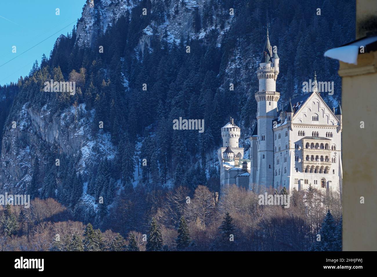 Blick im Winter vom Königsschloss Hohenschwangau auf das Königsschloss Neuschwanstein von König Ludwig II. Umgeben von Wald in den Bergen. Stockfoto