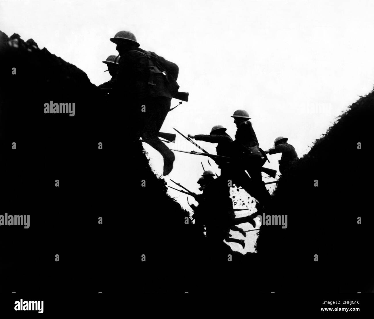 Der große Krieg, ( erster Weltkrieg, WW1, erster Weltkrieg ).Britische Soldaten gehen im Juni 1916 während des Trainings, die deutschen Schützengräben irgendwo in Frankreich anzugreifen, "über die Spitze". Circa Juni 1916. Stockfoto