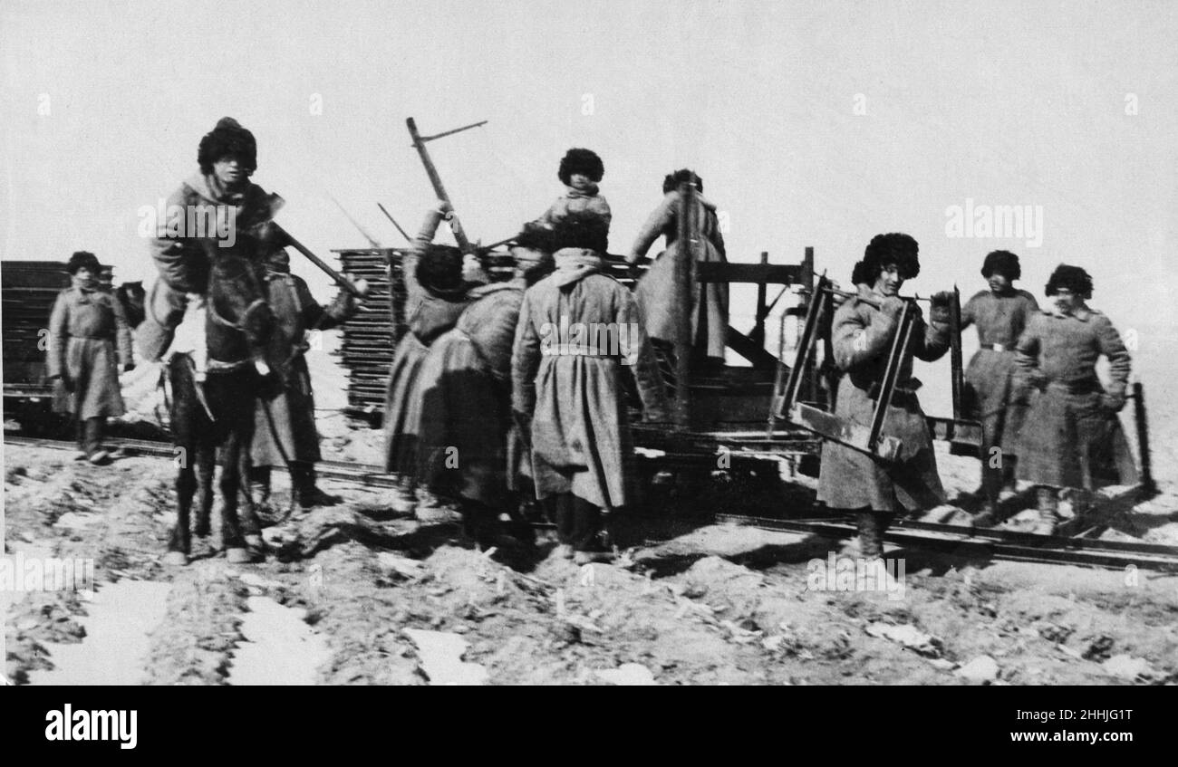 Russische Armeeingenieure sahen hier während des russischen Feldzuges vom März 1916 (circa) ein Gleisbett für eine Schmalspurbahn legen Stockfoto