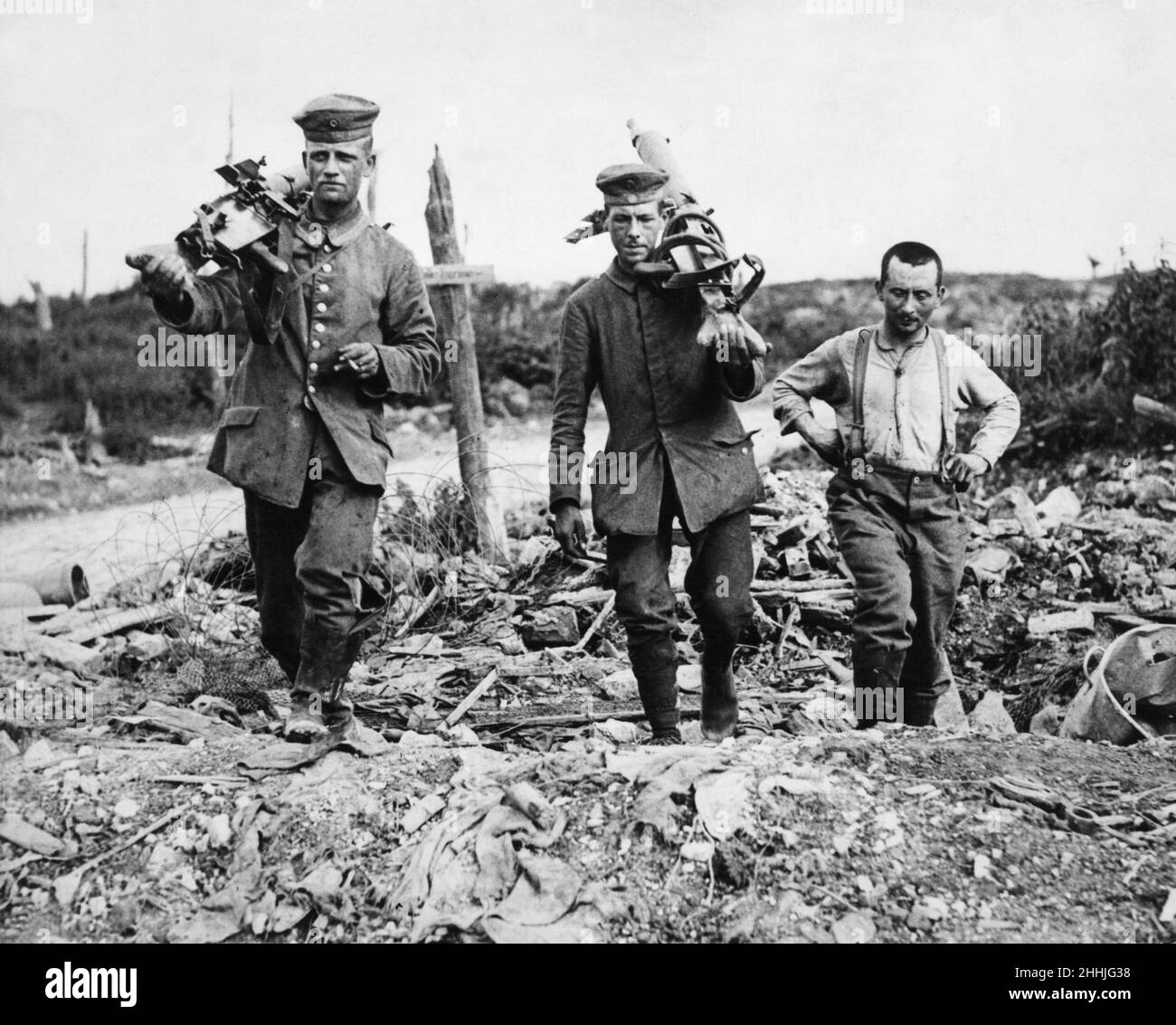 Erbeutete deutsche Maschinengewehrschützen mit ihren Waffen nach der Schlacht am Messines Ridge 8th. Juni 1917 Stockfoto