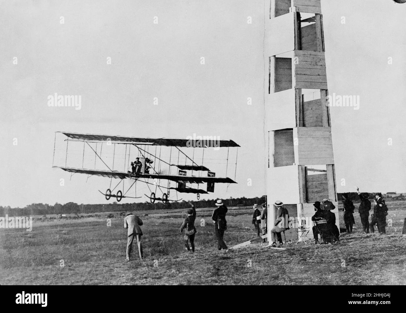 Henri Farman im Flug beim ersten internationalen Air-Treffen in Rheims, Frankreich.25th. August 1909. Stockfoto