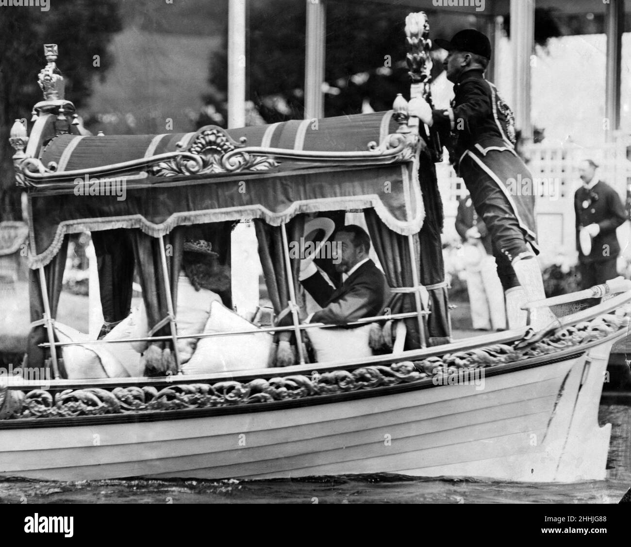 König George V auf der Royal Barge während der Henley Regatta, Oxfordshire. 6th. Juli 1912. Stockfoto