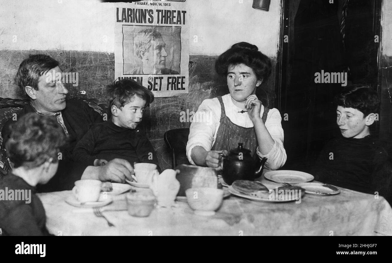 Der irische Gewerkschaftsführer und Sozialaktivist James Larkin, fotografiert in seinem Büro in der Liberty Hall in Dublin mit seiner Schreibkraft und Sekretärin, Frau McKeon, durchforstend eine Masse von Korrespondenzangelegenheiten, die sich mit Transport und anderen Angelegenheiten befassen, die während seiner Haft in Abwesenheit gelassen wurden. Zwischen August 1913 und Januar 1914 ein großer Arbeitskampf zwischen 20000 Arbeitnehmern und 300 Arbeitgebern. Aufgenommen am 16th. November 1913. Stockfoto