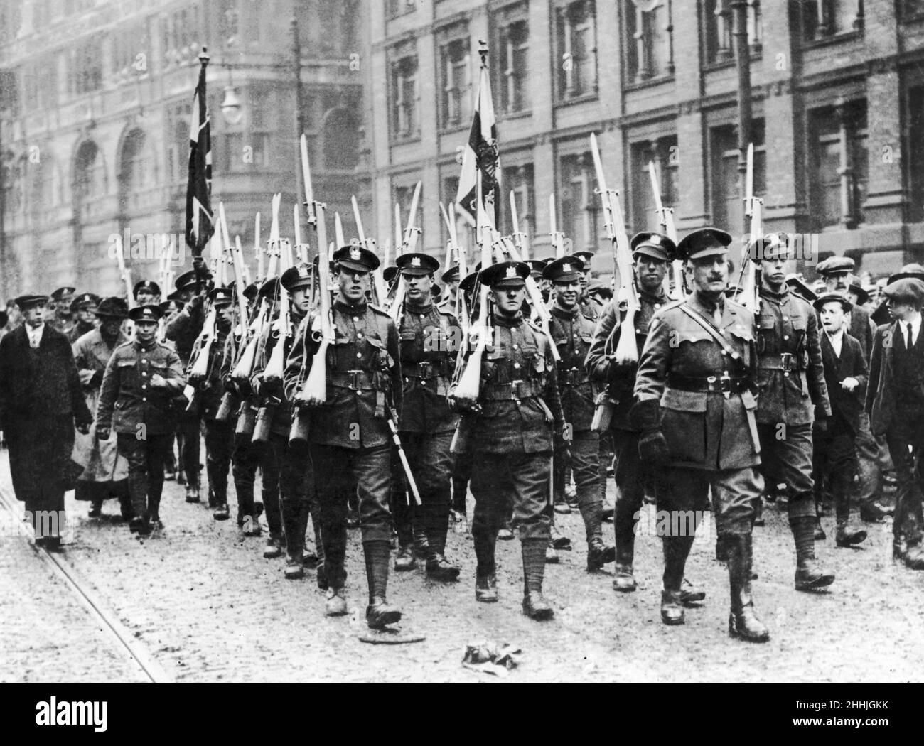 Soldaten des Bataillons des Manchester Regiment 8th (Ardwick) marschieren nach ihrer Rückkehr aus Belgien am Ende des Ersten Weltkriegs entlang der London Road, Manchester.Kapitän Stewart führt seine Männer an. Ca. 1919. Stockfoto