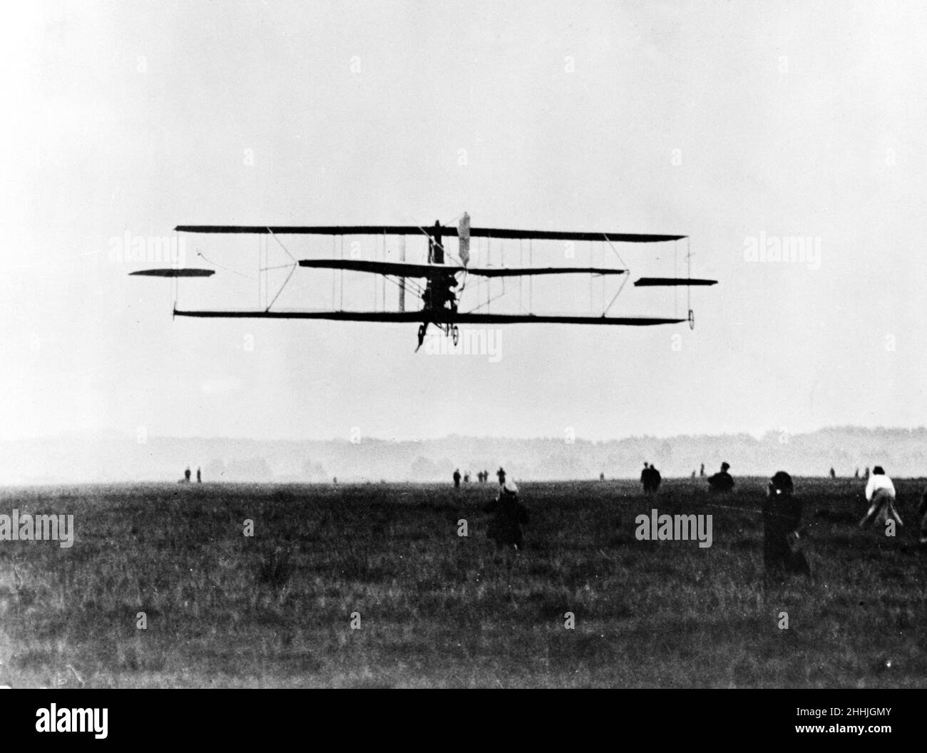 S.F Cody in Flug 1909. Die Bambusstruktur der Flugmaschine gab ihr den Spitznamen „The Flying Cathedral“ Stockfoto