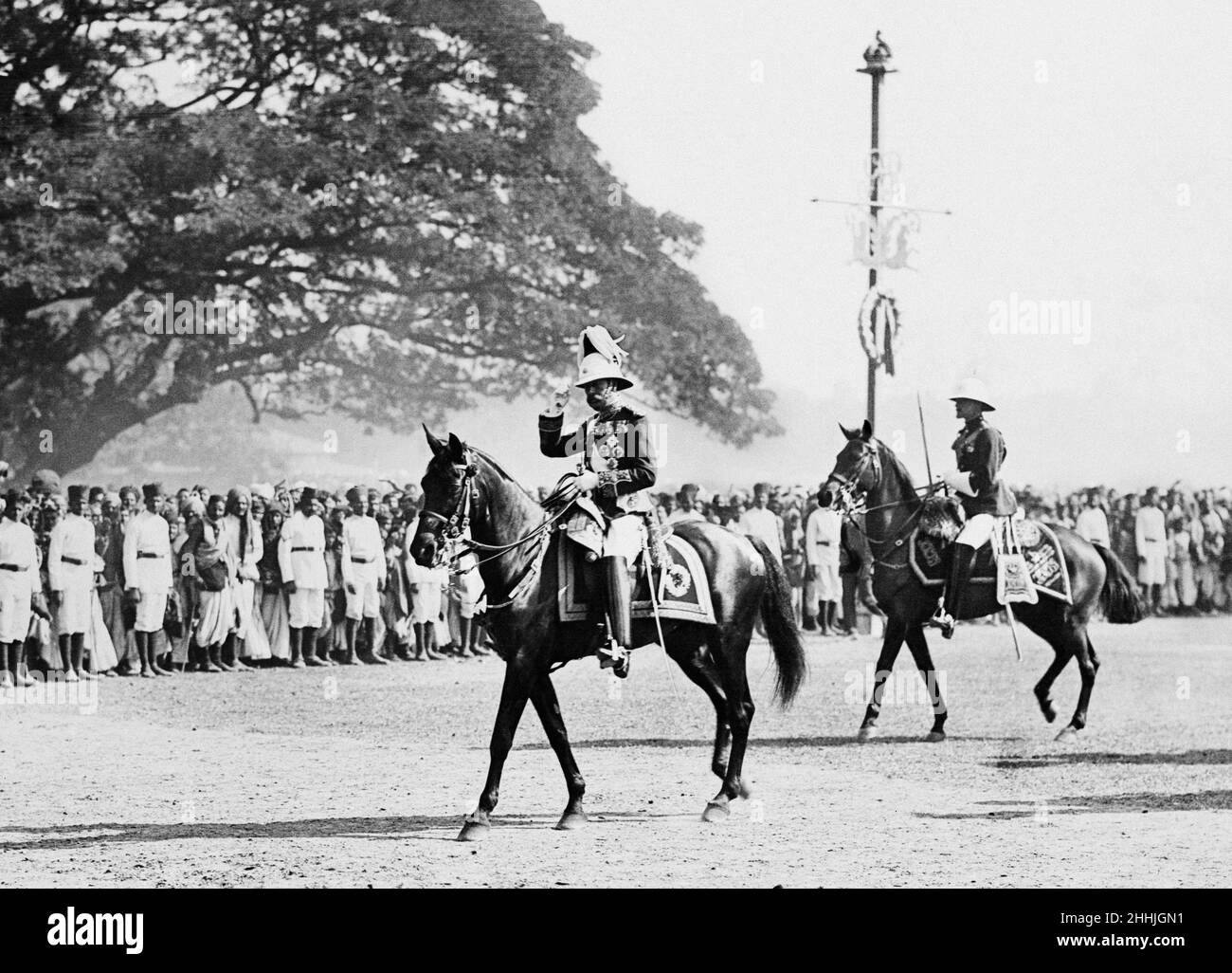 Königlicher Besuch von König George V. und Königin Mary in Indien. König George auf dem Pferderücken Überprüfung Truppen in Kalkutta während der Delhi Durbar 1912 Stockfoto