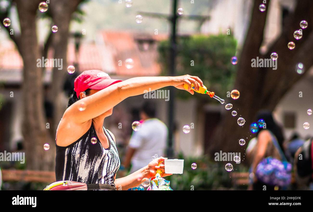 Frau bläst Blasen auf den Markt Stockfoto