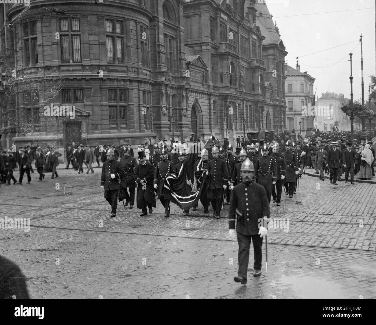 Beerdigung eines Polizisten, der während eines der drei Luftangriffe von deutschen Zeppelin-Luftschiffen Ende August 1914 auf Antwerpen getötet wurde Stockfoto
