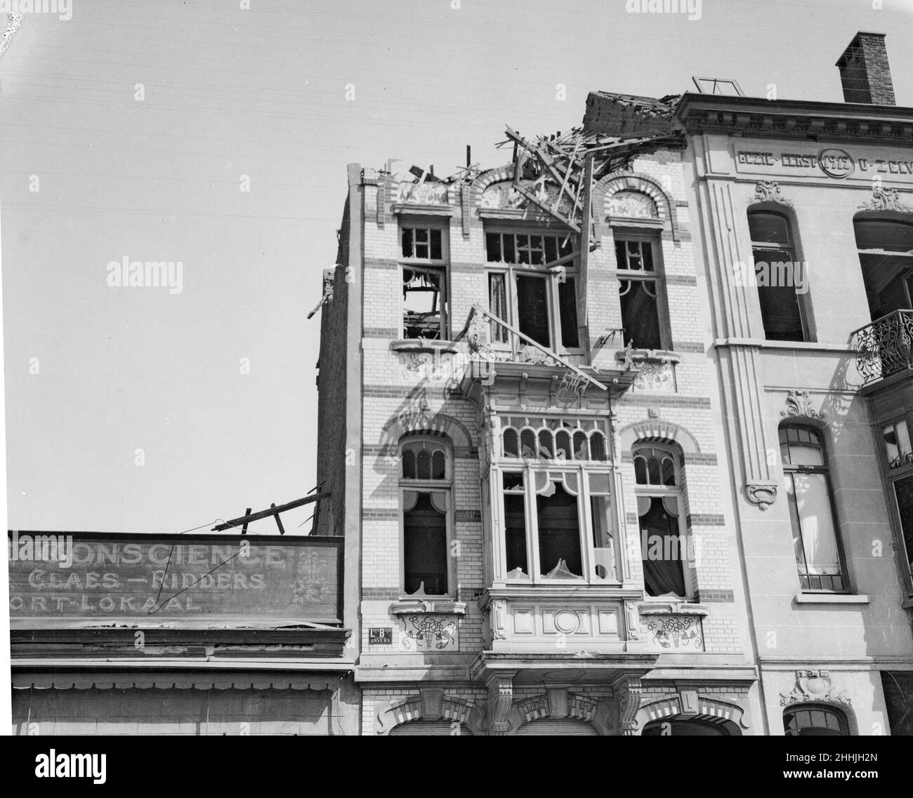 Beschädigtes Gebäude in Antwerpen das Ergebnis eines der drei Luftangriffe der deutschen Zeppelin-Luftschiffe Ende August 1914 auf die Stadt Stockfoto