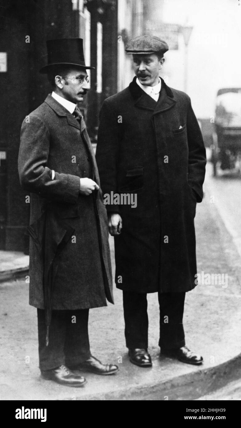 Sergeant Bryant (rechts), einer der Polizisten, der während des Haundsditch-Juwelenraubs, bei dem drei Polizisten von einer Bande von Letten angeschossen und getötet wurden, angeschossen und verletzt wurde. Die Untersuchung des Raubes und der Morde an den drei Polizisten kam zu einem Höhepunkt, als die letzten beiden Mitglieder der Bande in einem Haus in der Sidney Street, Stepney, in die Enge getrieben wurden. Ca. 1910 Stockfoto