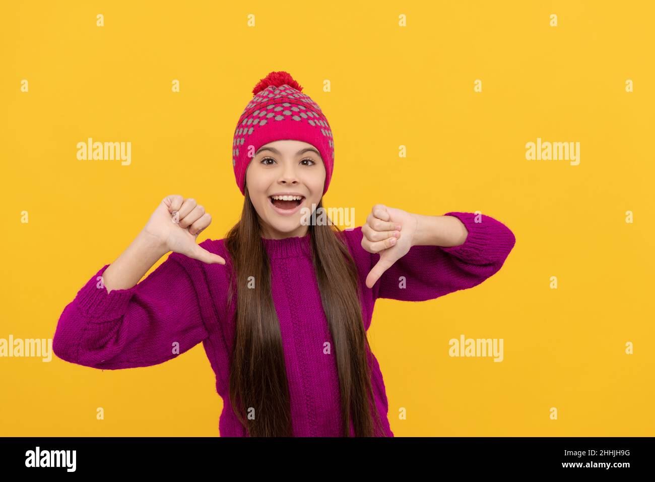 ausdruck positiver Emotion. Point Finger. Überrascht Kind in Strickmütze. Kind tragen warme Kleidung Stockfoto