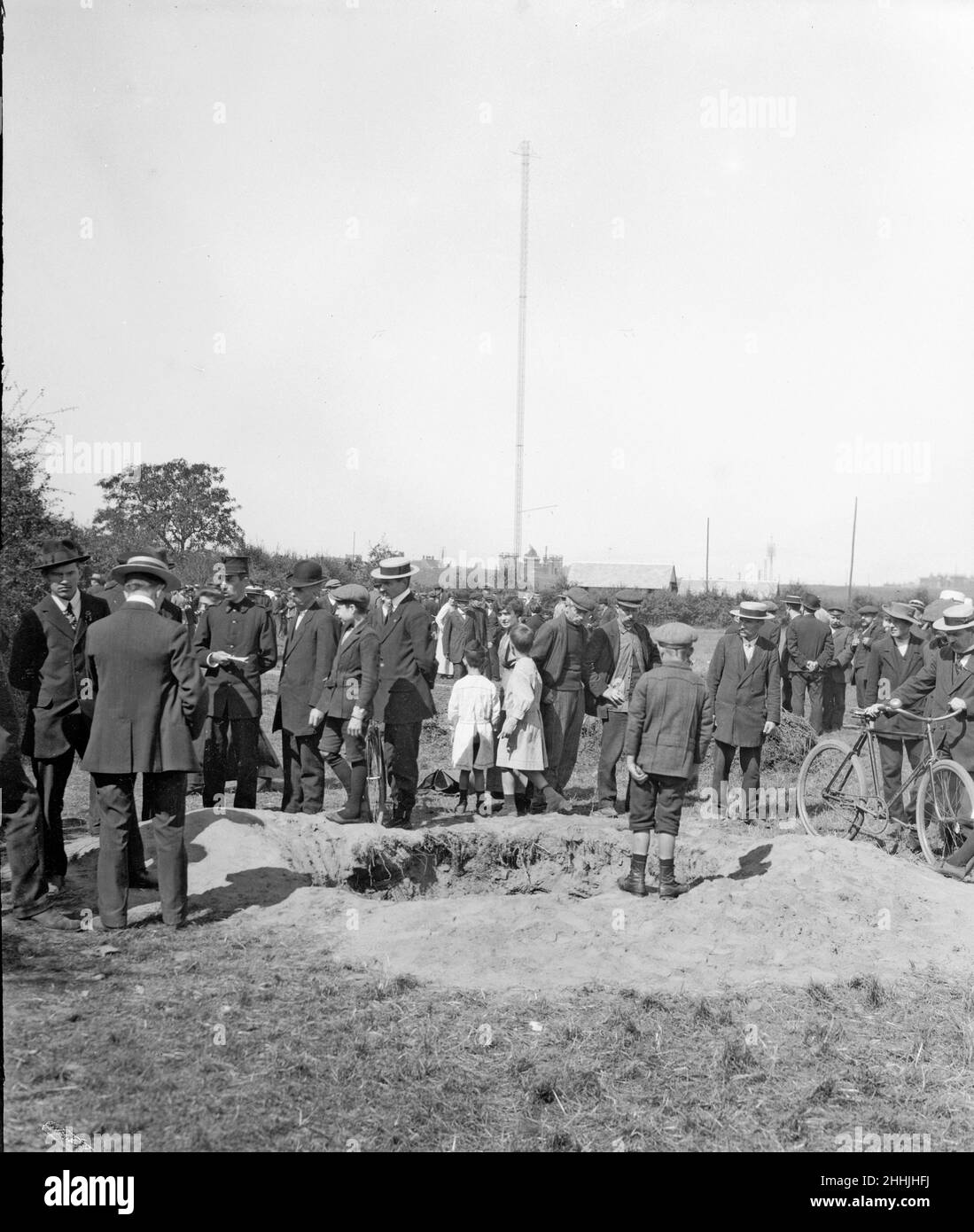 Einwohner von Antwerpen inspizieren einen der Krater, die infolge eines der drei Luftangriffe der deutschen Zeppelin-Luftschiffe Ende August 1914 auf die Stadt gemacht wurden Stockfoto