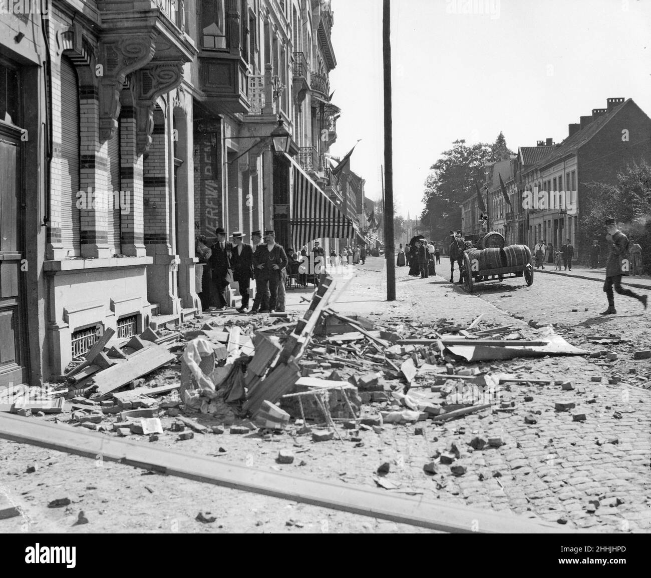 Schutt in den Straßen von Antwerpen das Ergebnis eines der drei Luftangriffe, die Ende August 1914 von deutschen Zeppelin-Luftschiffen auf die Stadt gemacht wurden Stockfoto