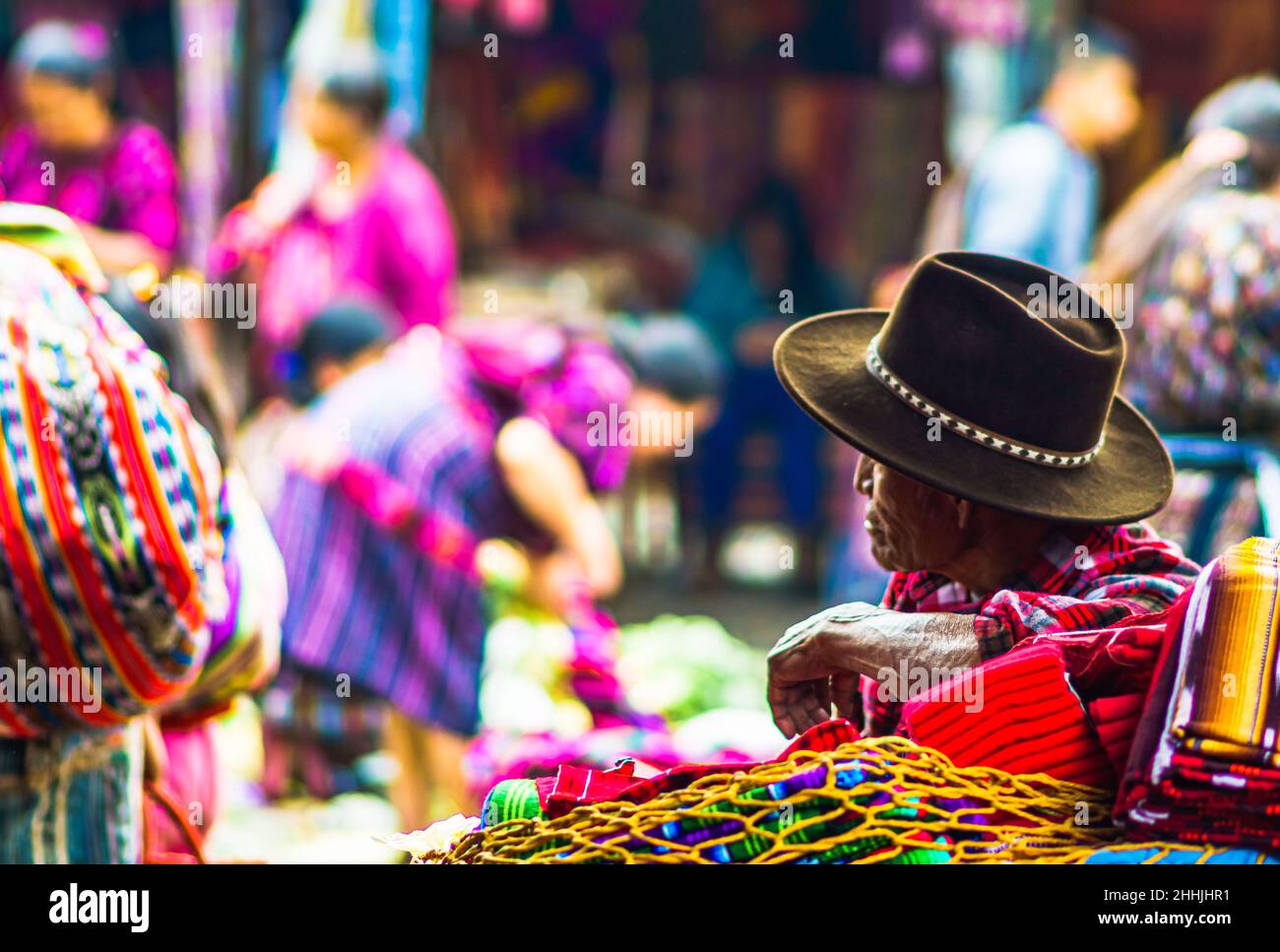 Blick auf den alten indigenen Mann auf dem Markt in Chichicastenango Stockfoto