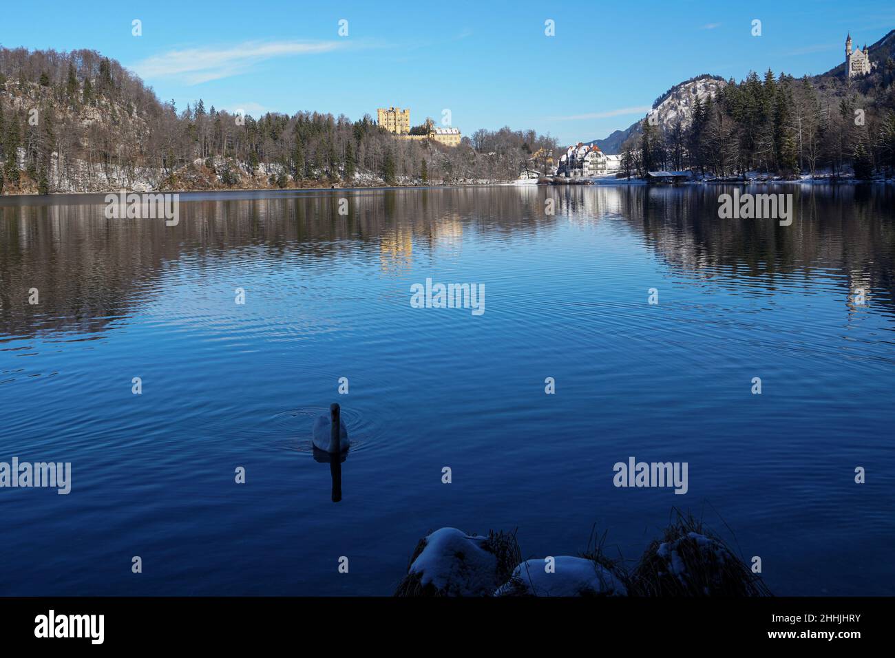 Blick im Winter vom Alpsee auf die beiden Königsschlösser von König Ludwig II Hohenschwangau (links) und Neuschwanstein (rechts). Stockfoto