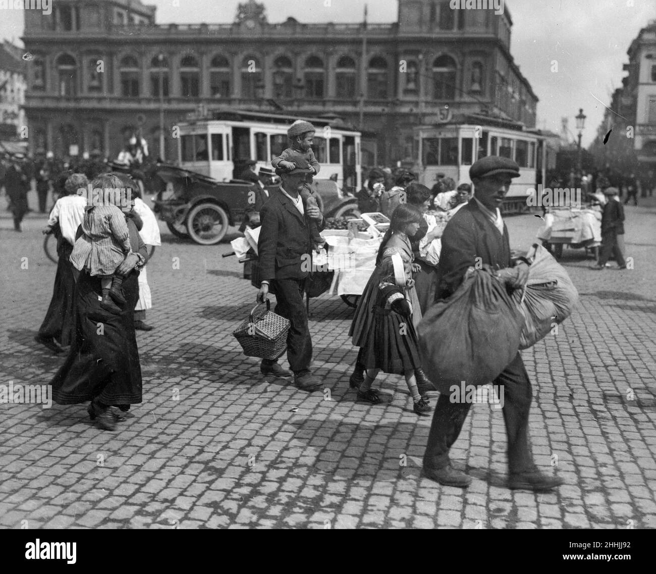 Flüchtlinge aus der vorrückenden Bundeswehr hier in Brüssel. Ca. 10th. August 1914 Stockfoto