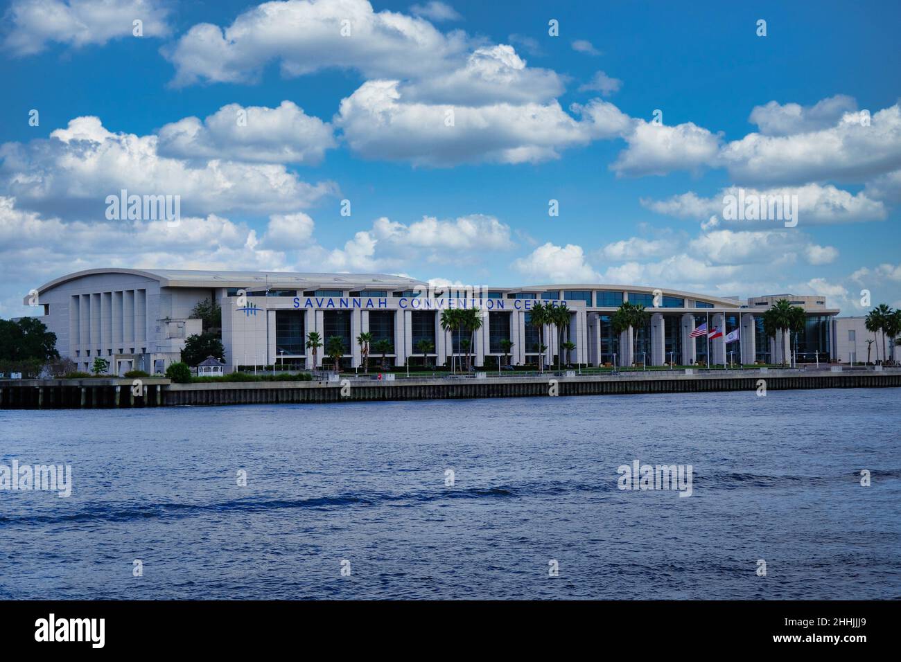 Savannah Convention Center Auf Der Anderen Flussufer Stockfoto