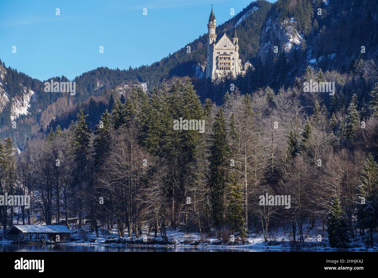 Blick im Winter vom teilweise eisbedeckten Alpsee auf das königliche Schloss Neuschwanstein von König Ludwig II. Stockfoto
