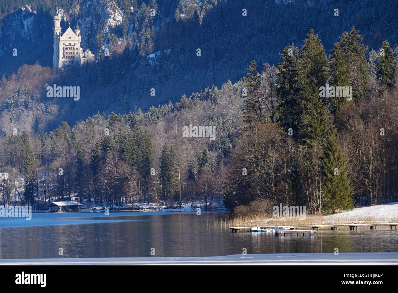 Blick im Winter vom teilweise eisbedeckten Alpsee auf das königliche Schloss Neuschwanstein von König Ludwig II. Stockfoto