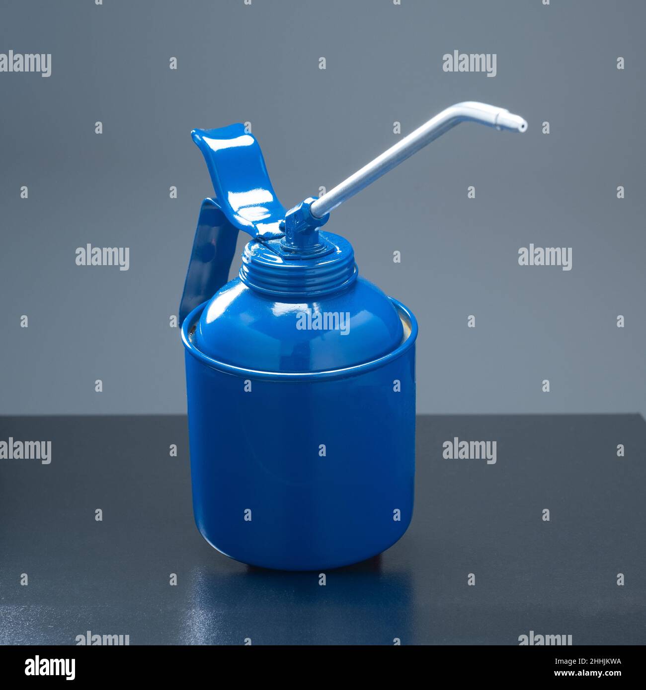Helsinki / Finnland - 24. JANUAR 2022: Nahaufnahme der blauen Retro-Ölpistole vor dunklem Hintergrund. Stockfoto