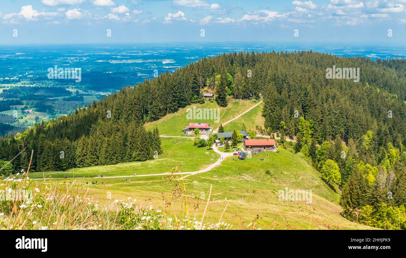 Blick auf die Almhütte im Wald am Schliersee, Bayern - Deutschland Stockfoto