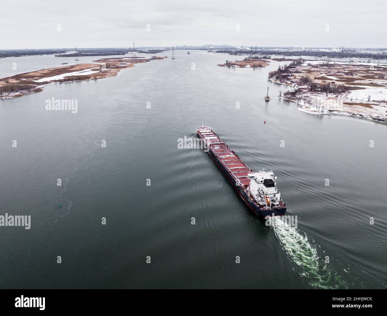 Frachtschiff in der Nähe der Hafen von Montreal auf dem St.-Lorenz-Strom Stockfoto