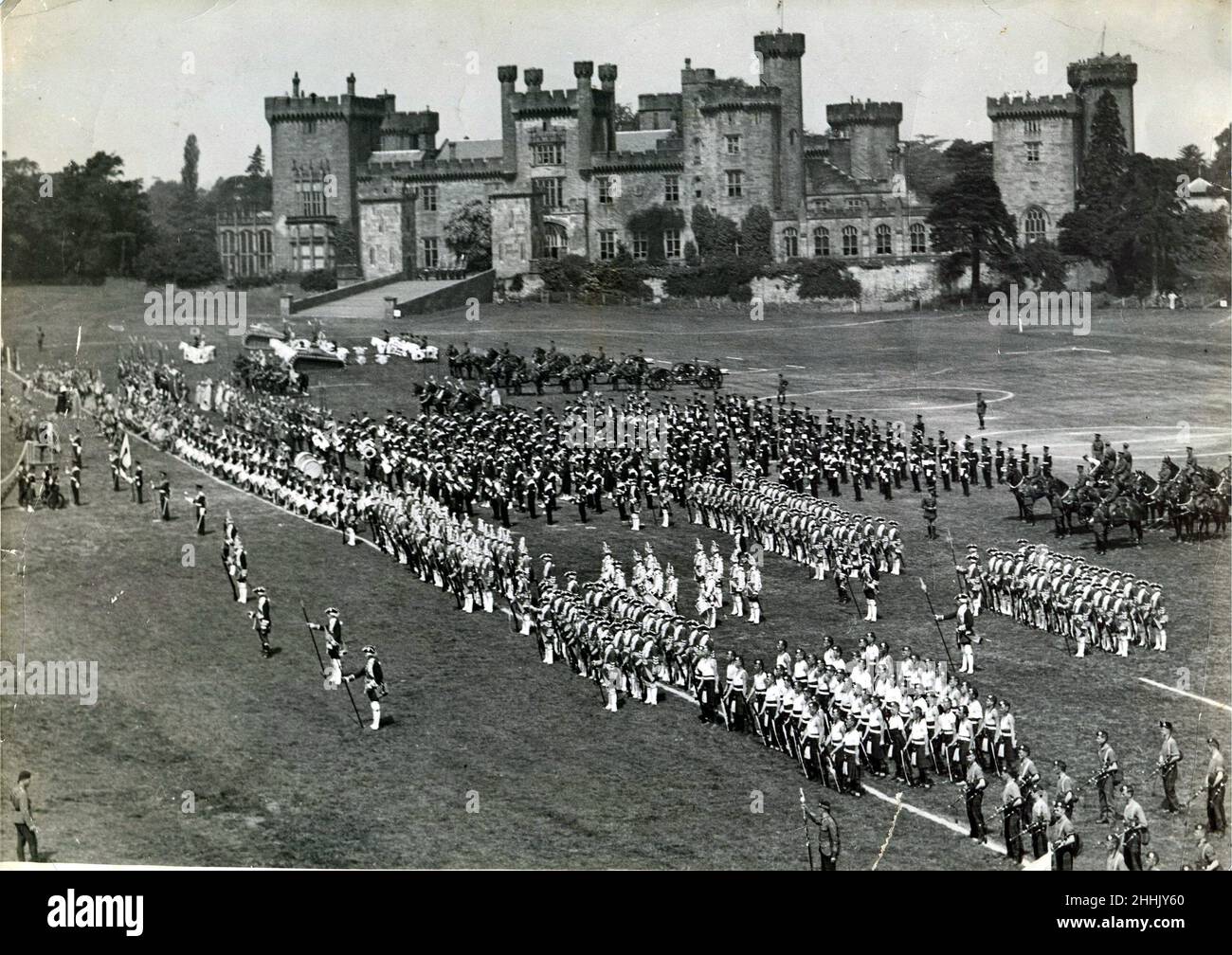 Ein Bild aus dem Jahr 1936 im Ravensworth Castle, direkt neben Gateshead's Team Valley. Dies ist eine Probe des Finales des Northern Command Tattoo. Stockfoto