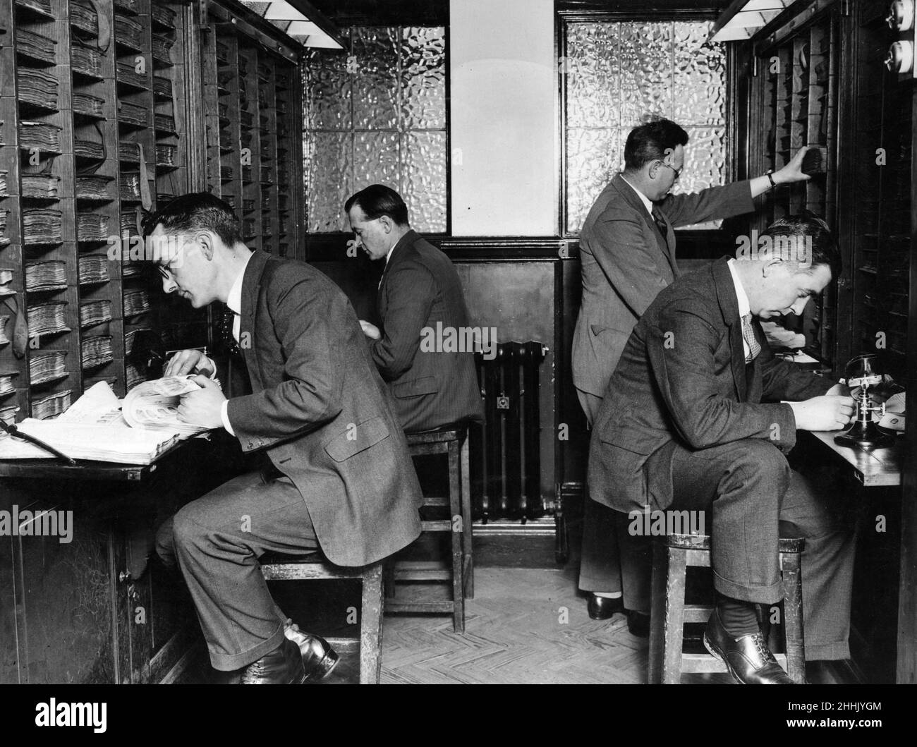Fingerabdruckabteilung. Abschnitt des Suchraums, Offiziere suchen Aufzeichnungen. Scotland Yard. London. Mai 1929. Stockfoto