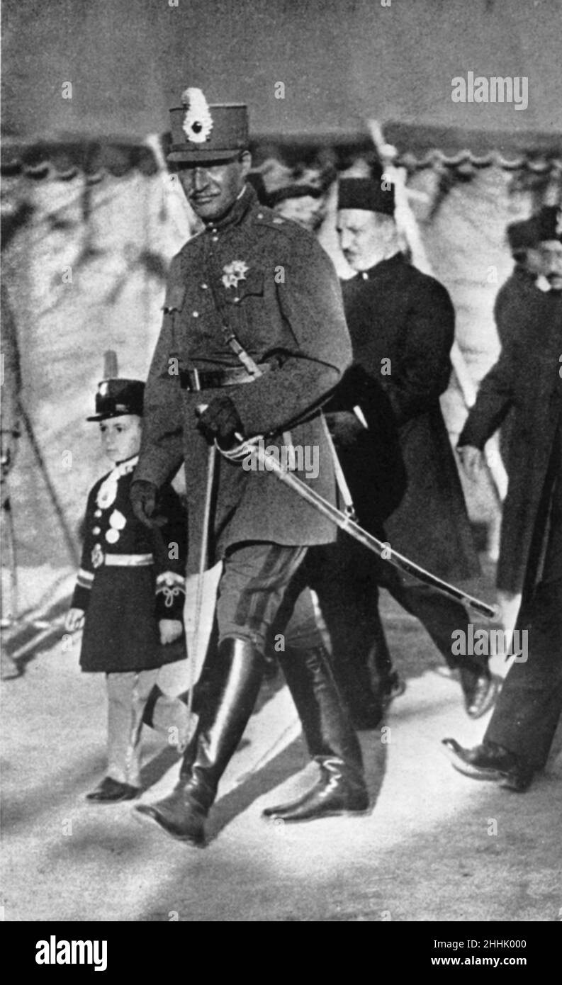 Reza Shah Pahlevi hat hier mit seinem Sohn, dem Kronprinzen, am Tag der Krönung des Schahs in Teheran gesehen. April 1926 Stockfoto