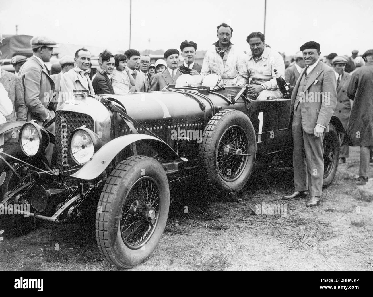 Woolf Barnato und Herr Birkin haben hier nach dem Sieg beim 24-Stunden-Langstreckenrennen von Le Mans am 17th. Juni 1929 gesehen Stockfoto