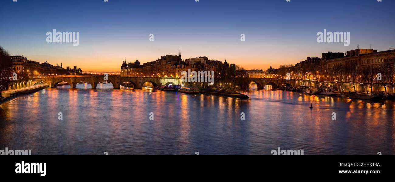 Sonnenaufgang im Herzen von Paris mit Ile de la Cite und Pont Neuf. Die Ufer der seine gehören zum UNESCO-Weltkulturerbe. Frankreich Stockfoto