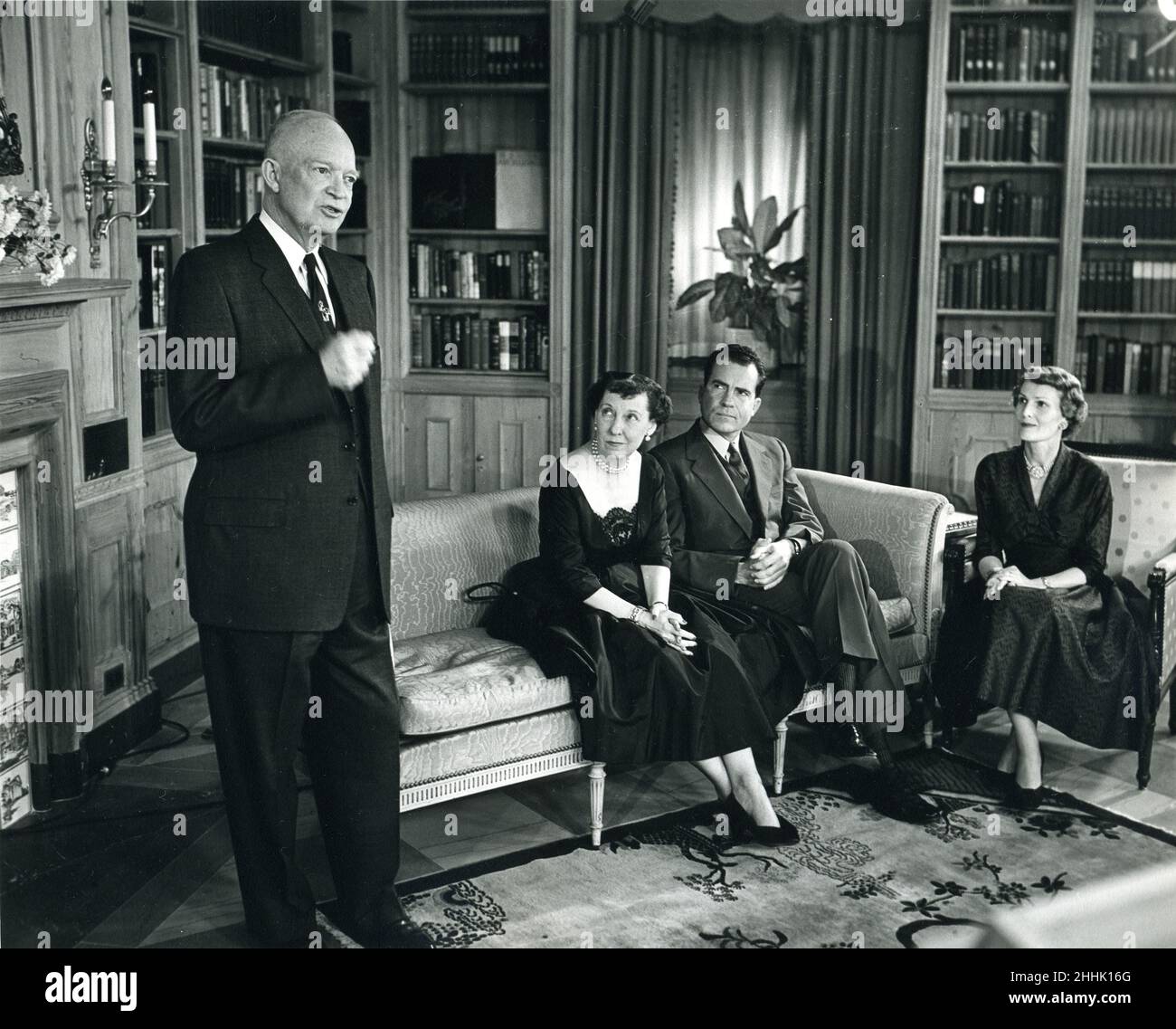 Washington, DC, 5. November 1956 -- in der Nacht vor den Präsidentschaftswahlen 1956 sprachen die Kandidaten Dwight Eisenhower und Richard M. Nixon über das Fernsehen mit dem amerikanischen Volk. Die Frauen der Kandidaten, Mamie Eisenhower und Pat Nixon, schlossen sich ihren Ehemännern in der Telecast an. Foto: Abbie Rowe Stockfoto