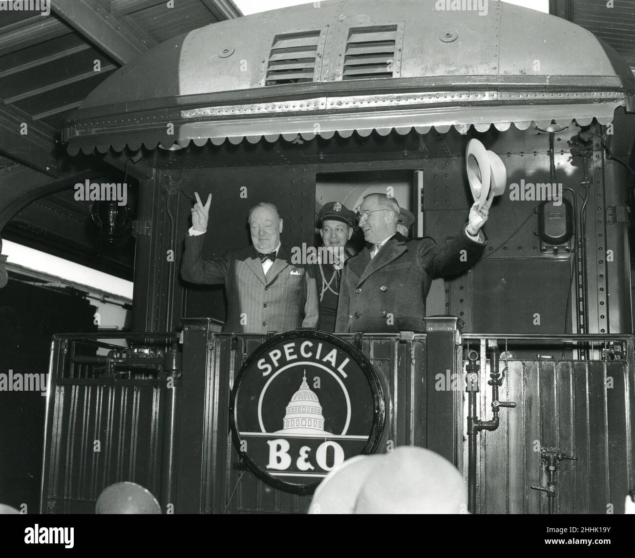Winston Churchill blitzen das bekannte „V for Victory“-Zeichen auf, als er, Präsident Truman und General Harry Vaughan sich darauf vorbereiten, Union Station for Independence, Missouri, am 4. März 1946, zu verlassen. Foto: Abbie Rowe Stockfoto