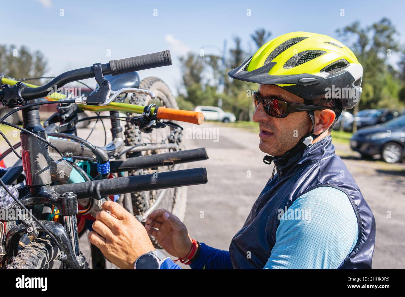 Radfahrer zwischen 30 und 40 Jahren bereiten ihre Mountainbikes auf einem Parkplatz vor Stockfoto